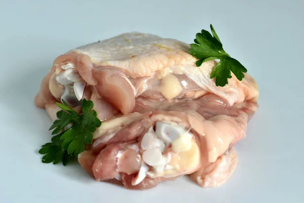Frisk Kyllingekød Med Ben Lår Ligger Hvid Baggrund - Stock-foto