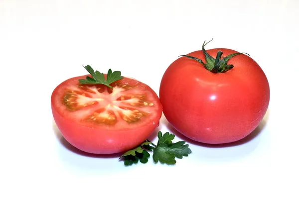 Zwei Reife Rote Tomaten Eine Ganze Die Andere Halbiert — Stockfoto