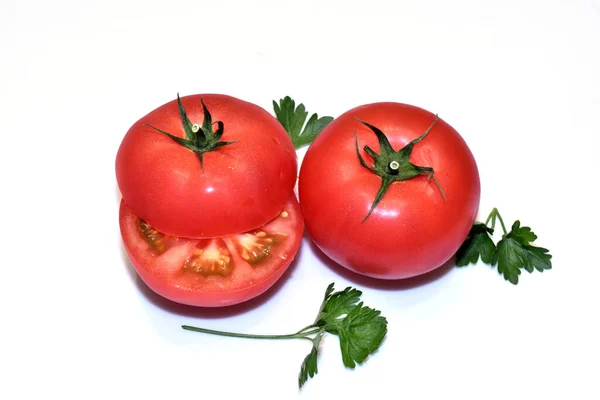 2つの熟した赤いトマト そのうちの1つは半分にカット — ストック写真