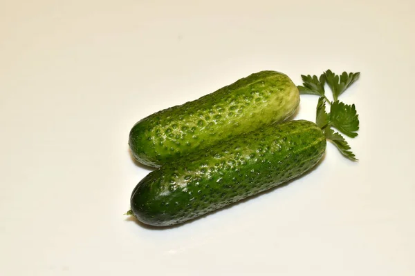 Olgun Salatalık Pürüzsüz Yeşil Bir Ten Bir Dal Yeşillik Beyaz — Stok fotoğraf