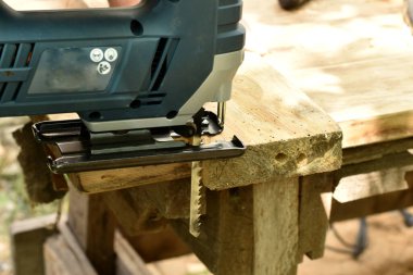 Elektrikli araç yapbozu tahtadan, yan görünümden bir parça kesti.