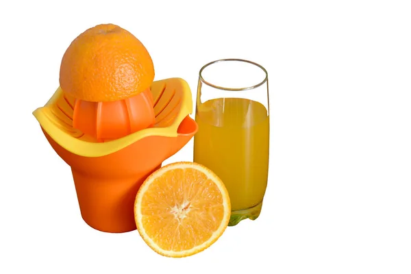 健康的なライフスタイル 背の高いガラス ジューサーとオレンジの半分に新鮮な絞り汁 — ストック写真