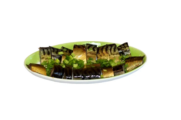 魚を食べる便利さのために スモークサバを切って皿の上に置きました — ストック写真