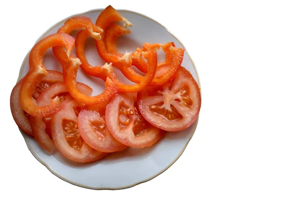 甘いコショウと赤いトマトが円に切断され プレート上に置かれました — ストック写真