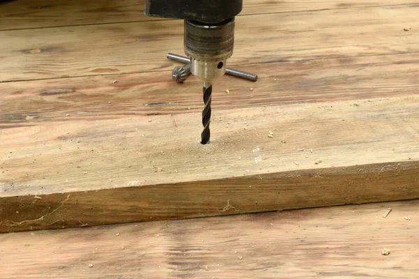 Carpenter Makes Hole Board Drill Wood Chips Poured — Stock Photo, Image