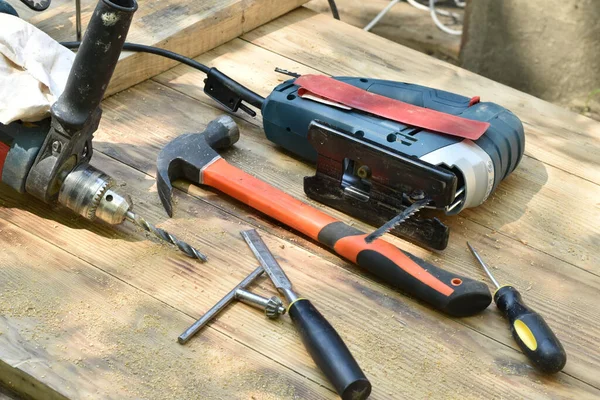 Werkstattszene Werkzeuge Auf Dem Tisch Stichsäge Hammer Schraubendreher Und Bohrmaschine Stockbild