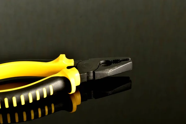 Плоскогубці Жовтими Пластиковими Ручками Лежать Темному Тлі — стокове фото