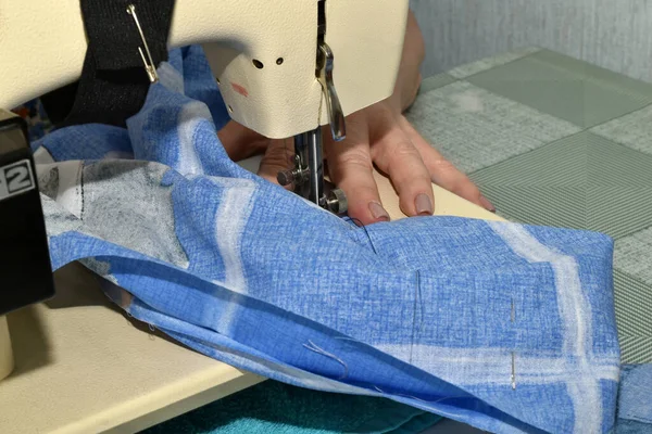 图为一台缝纫机 用来缝制面料 女裁缝的手有助于织物的运动 — 图库照片