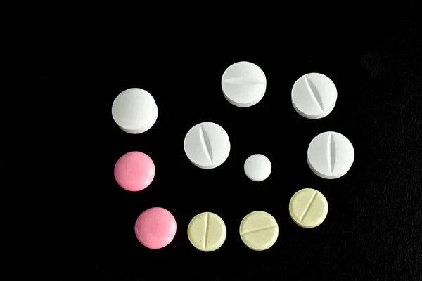 Rozproszone Kolorowe Pigułki Wielokolorowe Tabletki Bez Opakowania Wysokiej Jakości Zdjęcie — Zdjęcie stockowe