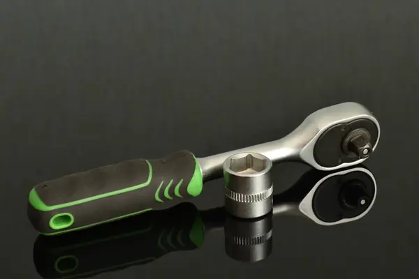 Щілинний Ключ Зеленою Ручкою Знімною Головою Поруч Ним — стокове фото