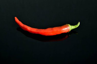 siyah arka plan üzerine izole kırmızı sıcak biber biber.
