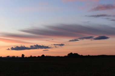 Doğa manzarası. Gün batımında gökyüzünün bir görüntüsü.