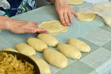 Masadaki fırıncı mangırları doldurulmak üzere hazırlar..