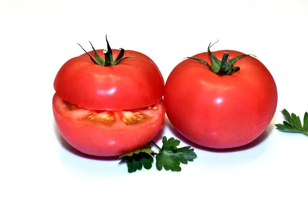 Dois Tomates Maduros Deles Cortado Deitam Sobre Fundo Branco — Fotografia de Stock