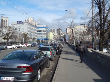Kyiv. Ukrayna. 02.27.2019. Şehrin sokaklarından biri, yol ve kaldırım..