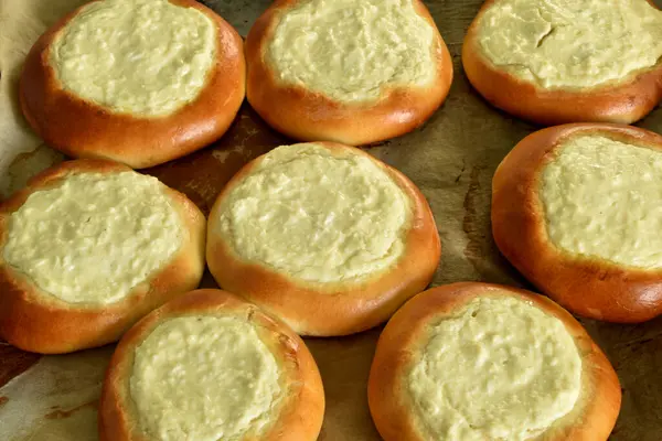 Mehrere Süße Käsekuchen Mit Quark Die Auf Einem Backblech Liegen — Stockfoto