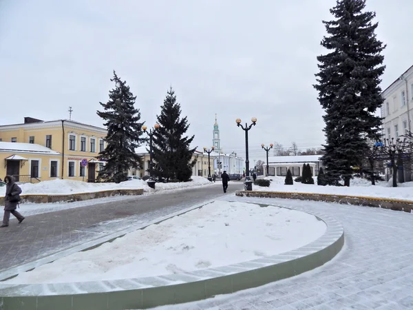 城镇广场 树木和人行道上都覆盖着雪 — 图库照片