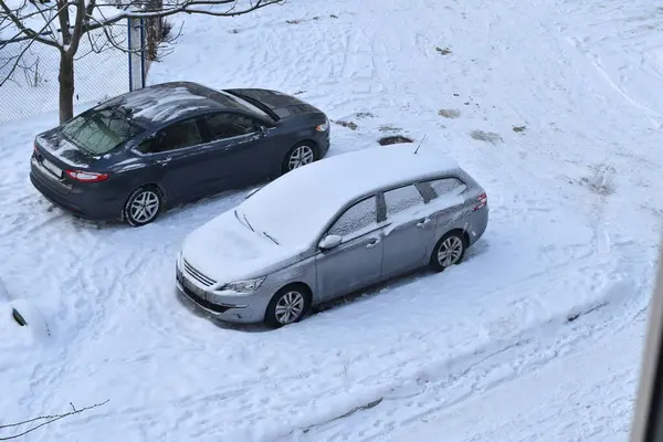 白い寒い雪が駐車場に駐車していた車の1台をすばやく覆った 雪は車の窓 屋根および土を覆いました — ストック写真