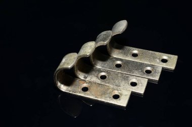 Metal köşeleri sabitlemek, karanlık bir arkaplana kurulurken vazgeçilmez bir şeydir..