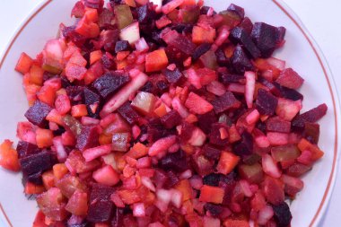 Tabağın üstünde salata var. Haşlanmış sebzelerden yapılmış. Adı da Vinaigrette..