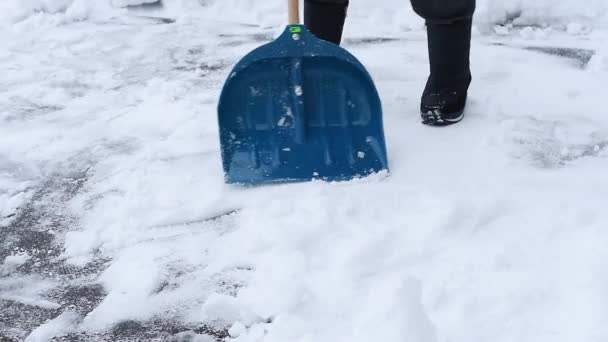 Široká Plastová Lopata Používá Odstranění Sněhu Silnice — Stock video