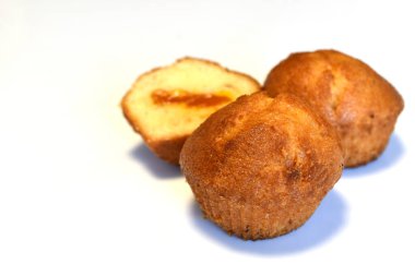 Doldurulmuş iki kek ve kekin yarısı. Bu saçmalıklar beyazda görülebiliyor..