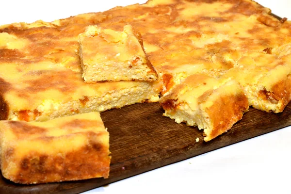 Masanın üzerinde duran bir güvecin yakın plan çekimi, parçalanmış, süzme peynir ve balkabağından yaratılmış..