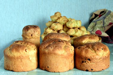 Bayram masası için şekersiz ve süslemesiz paskalya pastaları..