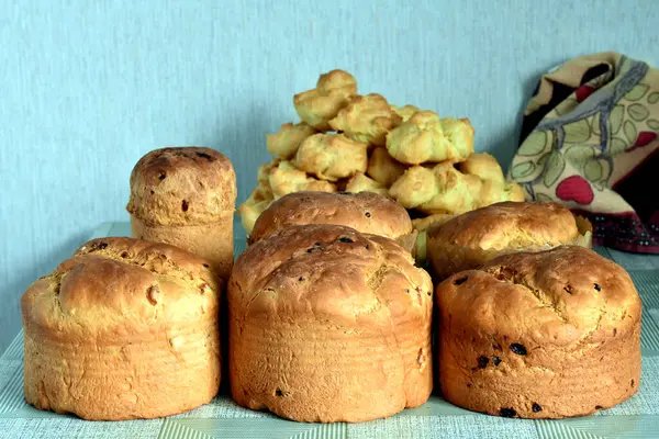 Bayram masası için şekersiz ve süslemesiz paskalya pastaları..