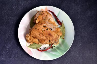 Güveç, but, hindi ve biber tabağı..