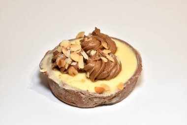 Krem rengi güllerle süslenmiş bir sepet şeklinde yuvarlak pasta..