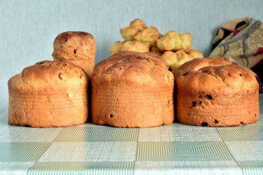 Resim, fırından yeni çıkmış Paskalya pastalarını gösteriyor..