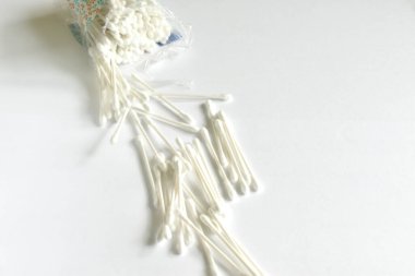 Kulakları temizlemek için çubuklar beyaz arkaplanda rastgele uzanır.