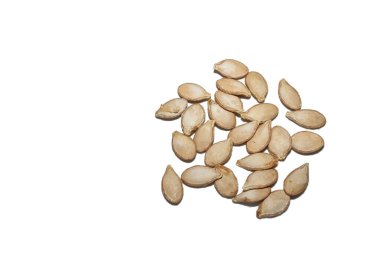 Beyaz arka planda, bahçeye ekilmeye hazır kuru kabak tohumları. Yakın plan..