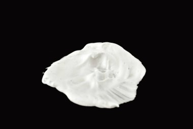 Siyah arka planda lekelenmiş beyaz tıraş köpüğü lekesi var..