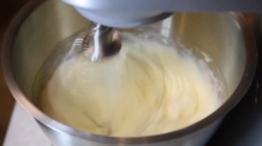 Beyaz köpüğü çırparken çalışan yiyecek işlemcisinin yakın çekimi..