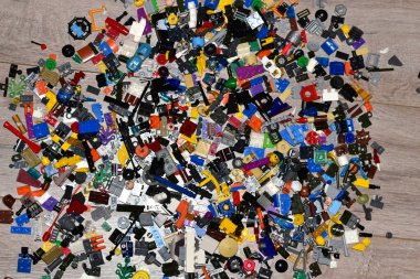 Yere saçılmış küçük yapı parçaları desenli bir kalıp oluşturmuş..