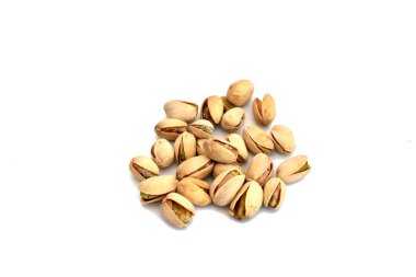 Beyaz bir arka planda, yemeye hazır bir fıstık dağı uzanıyor..