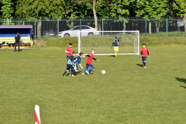 Shevchenkovo. Kyiv bölgesi. Ukrayna. 05.10.2023. Futbol kalesine yakın tehlikeli bir durum. Bir amaç olacak..