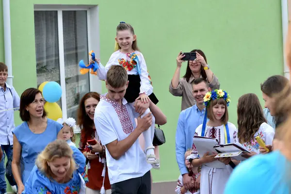 Shevchenkovo. Kyiv bölgesi. Ukrayna. 09.01.2023. Okuldaki ilk çan birinci sınıf öğrencisi tarafından verilir..