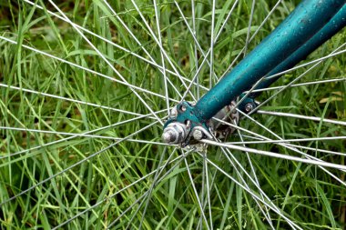 Bir bisikletin ön tekerleğine yakın çekim. Tekerlek telleri.