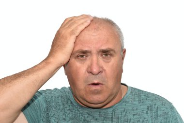 Baş ağrısı olan bir adamın portresi. Kafasını eliyle tutuyor..