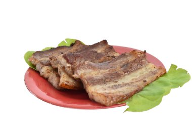 Bir tabakta birkaç parça kızarmış domuz pastırması var..