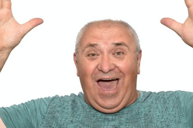 Yüzünde mutluluk ifadesi olan bir adamın portresi..