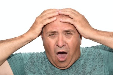 Kafası ellerindeyken çığlık atan yaşlı bir adamın portresi..