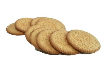 Kuru yuvarlak kurabiyeler beyaz arka planda bir yığın içinde yatıyor..