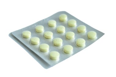 Dört sıra halinde düzenlenmiş küçük tabletli bir paket beyaz bir arkaplanda yatıyor..