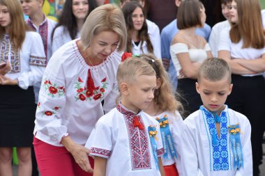 Shevchenkovo köyü. Kyiv bölgesi. Ukrayna. 09.01.2023. Öğretmen ve birinci sınıflar, derslerin büyük açılışında öğrencileri şiirlerle selamlıyorlar..