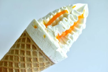 Kremadan yapılmış, vanilyalı ve kayısılı waffle fincanında..