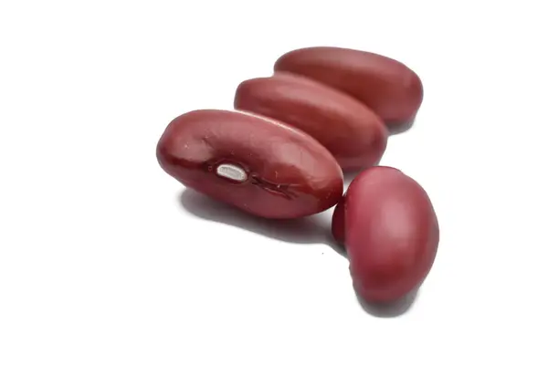 Kahverengi fasulye taneleri beyaz arka planda yatar. Yakın plan..
